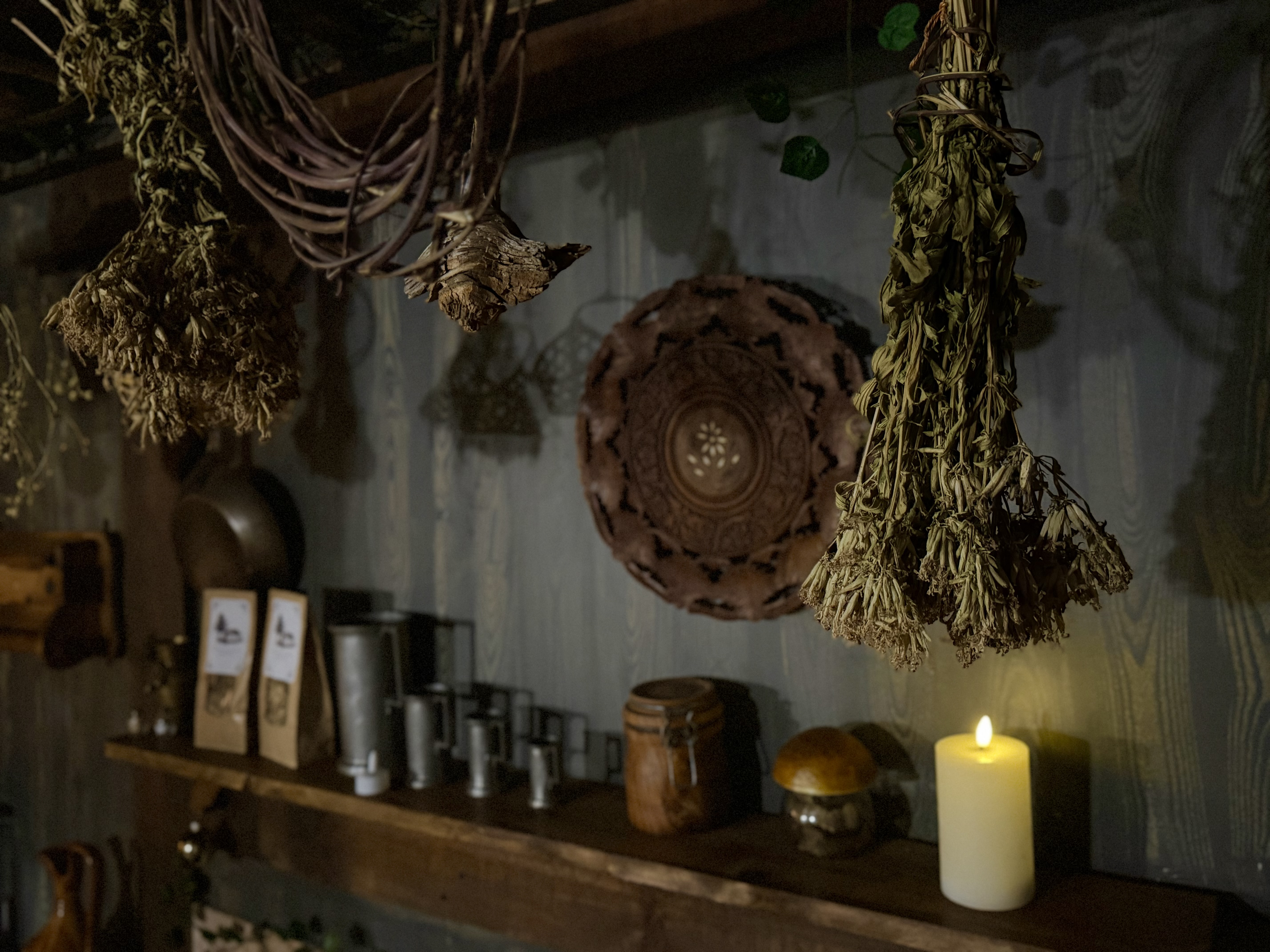 Hébergement médiéval immersif avec trône et décor Game of Thrones à Saint-Étienne