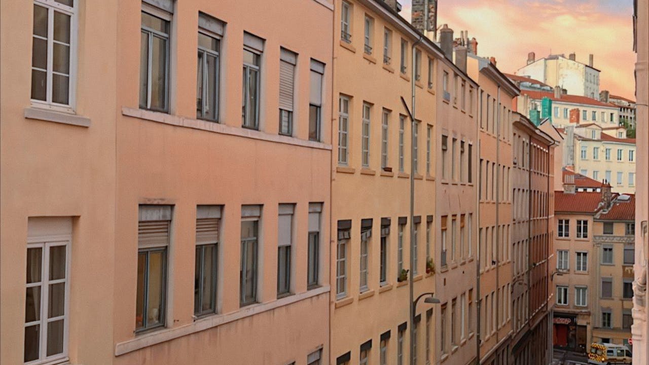 Vue pittoresque de l'architecture lyonnaise au coucher du soleil, lumière dorée et ambiance romantique sur les toits de Lyon
