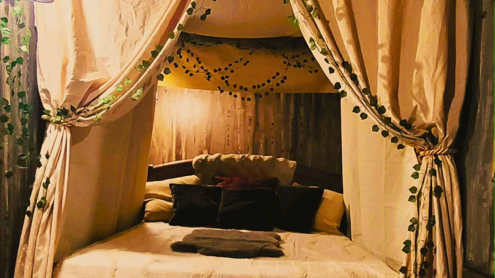 L'Alcôve Royale - Lit à baldaquin somptueux dans un décor médiéval