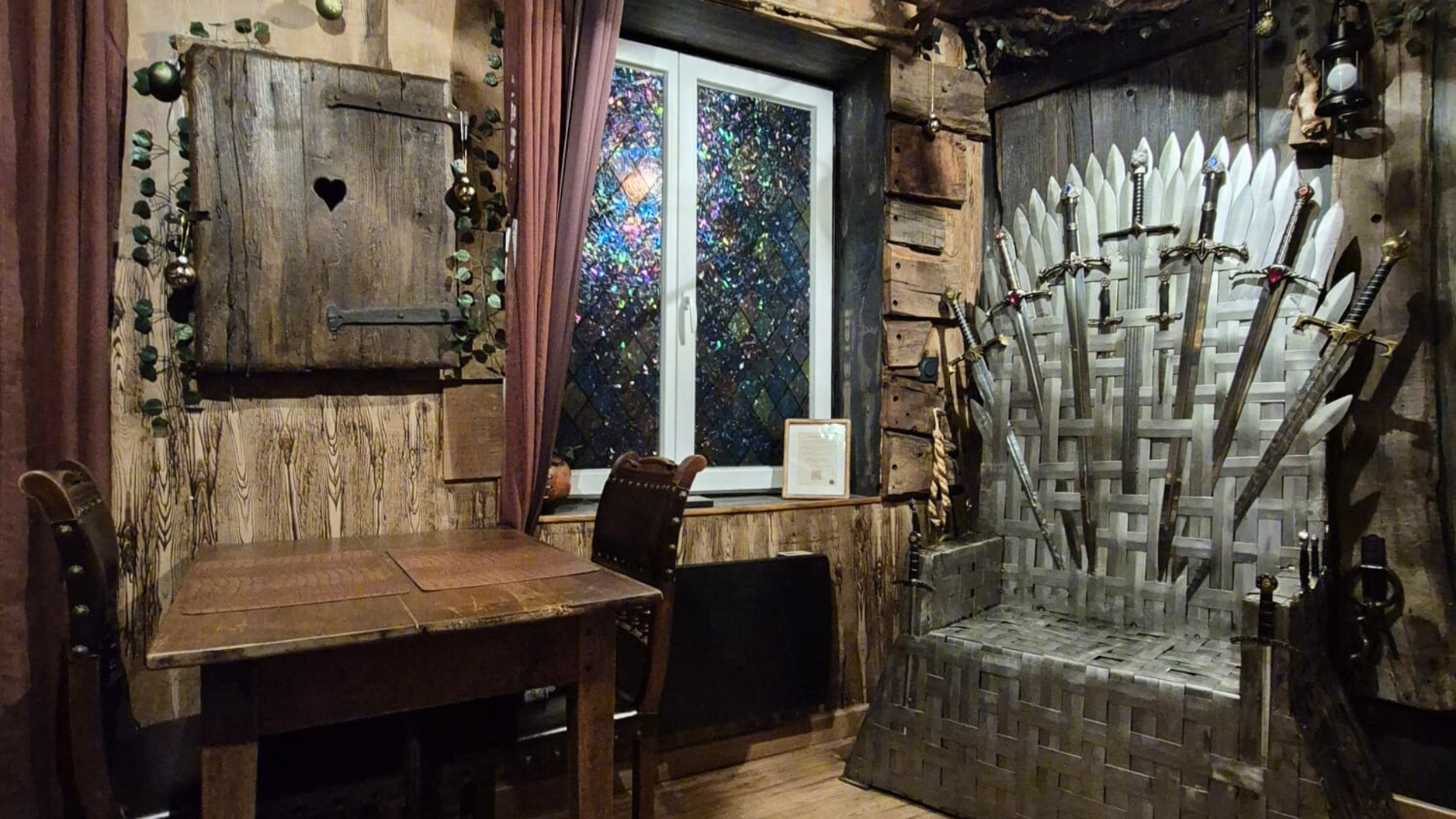 Le Salon Médiéval - Le Trône et décor chevaleresque