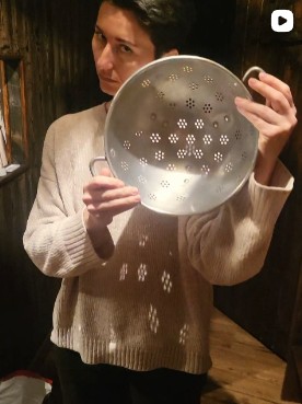 L'Auberge du Trône - Elodie explique des nouveautés à l'auberge du trône