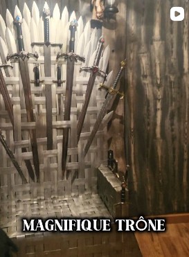 L'Auberge du Trône - Dans le salon médiéval avec le trône de fer, Elodie annonce les nouveautés