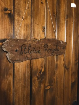 L'Auberge du Trône - Salon médiéval, cuisine médiéval et trône de fer avec lit à baldaquin fait main